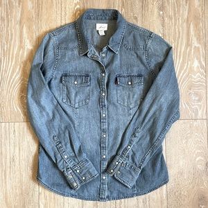 Classic Levi’s Denim Shirt with Pearl Snaps